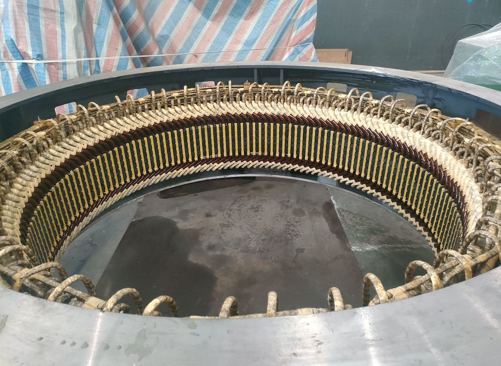 Turbina idroelettrica verticale automatica per testa d'acqua 5m-500m e 400V di tensione