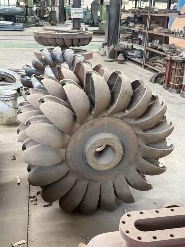 Generatore per turbine idroelettriche su misura con eccitazione senza spazzole e cavi a rame